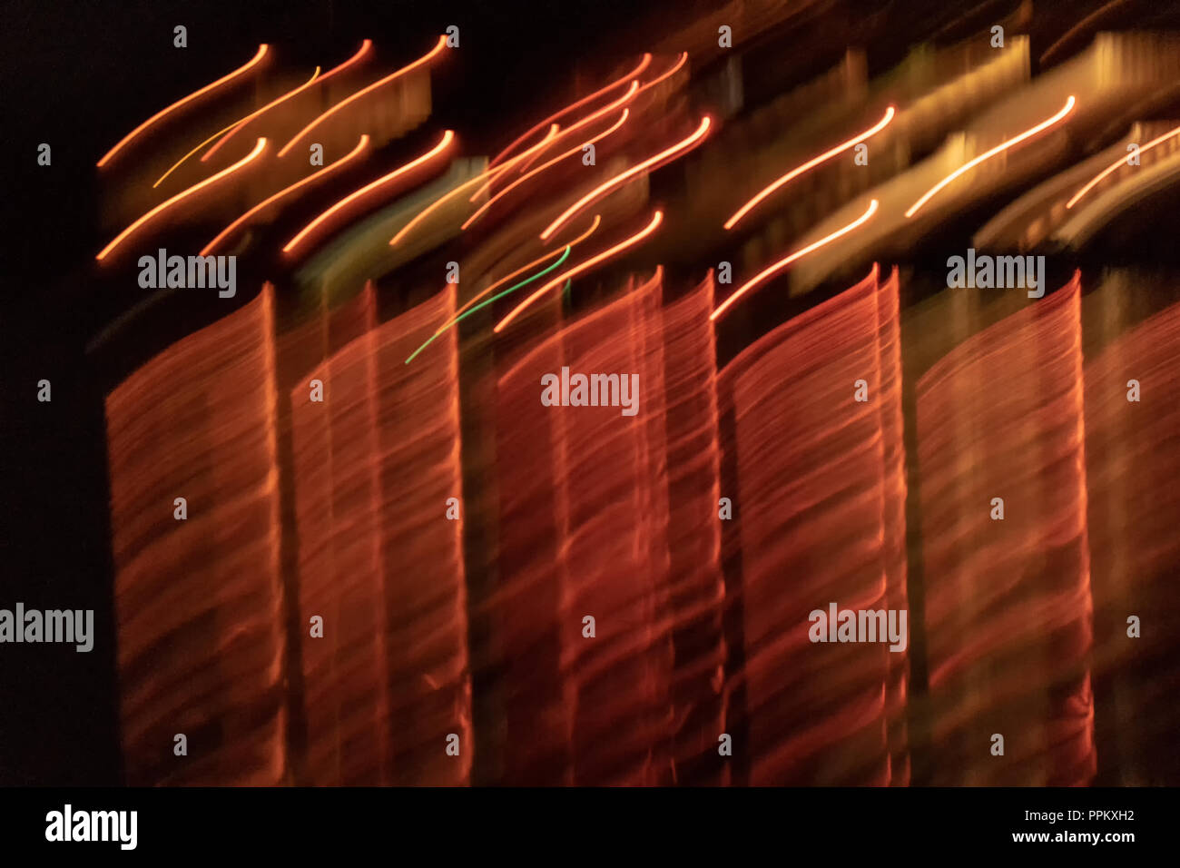 Pacaya Samiria Reservat, Peru, Südamerika. Leuchtet auf einem Boot in der Nacht, während auf eine Beschleunigung skiff auf das Boot. Stockfoto