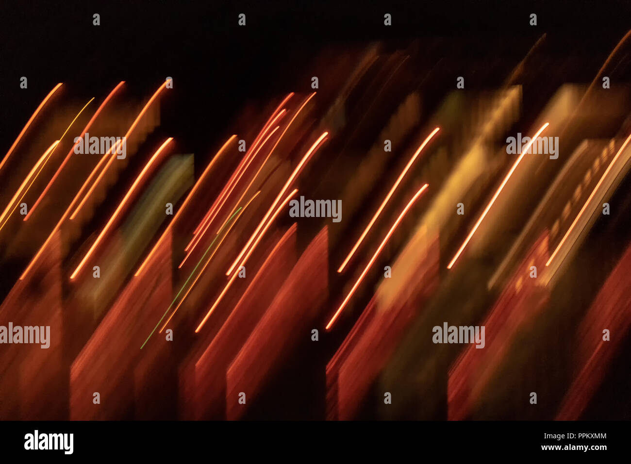 Pacaya Samiria Reservat, Peru, Südamerika. Leuchtet auf einem Boot in der Nacht, während auf eine Beschleunigung skiff auf das Boot. Stockfoto