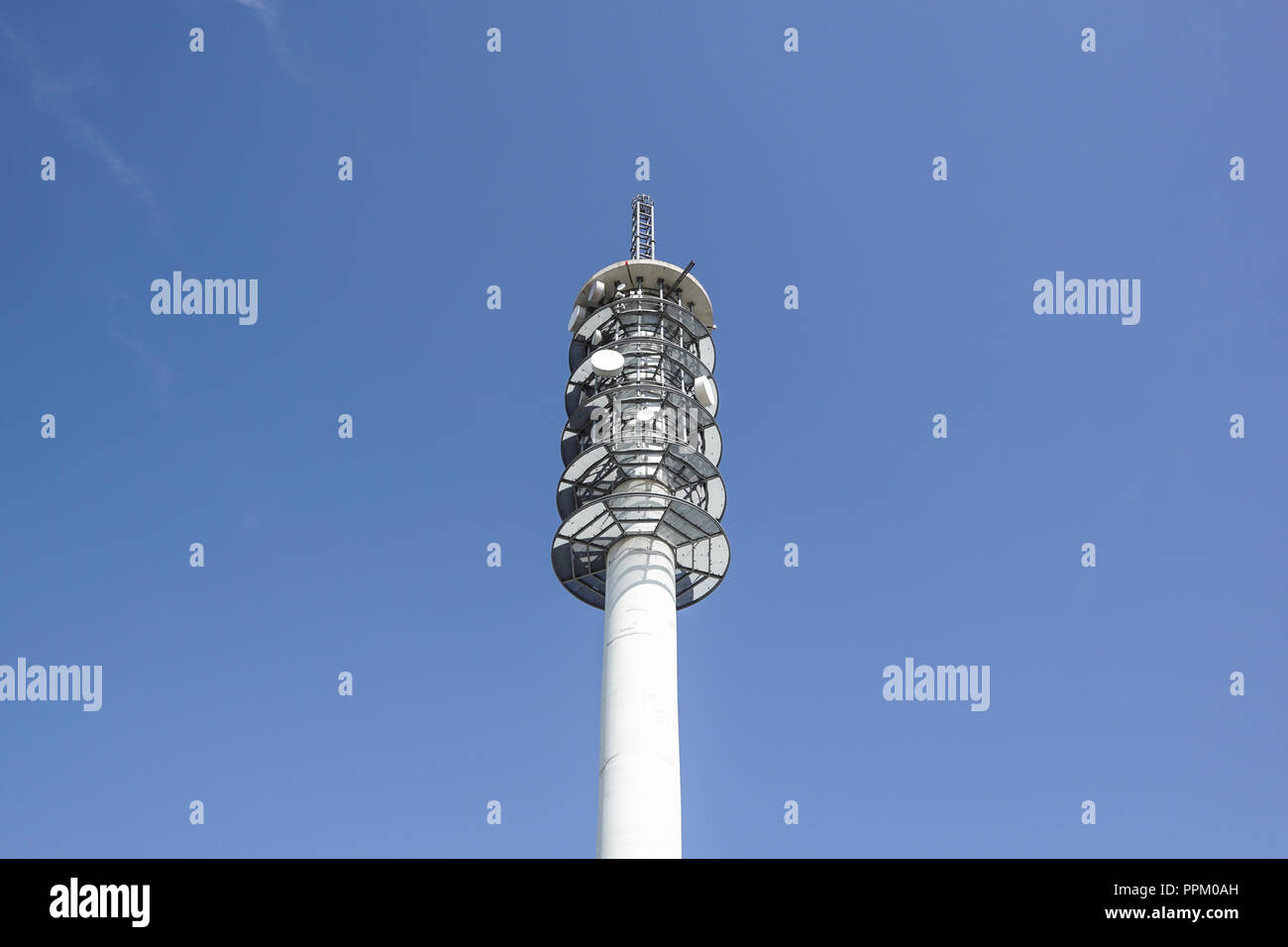 Broadcast Tower auf Gebäude. Antenne und System für die Kommunikation Stockfoto