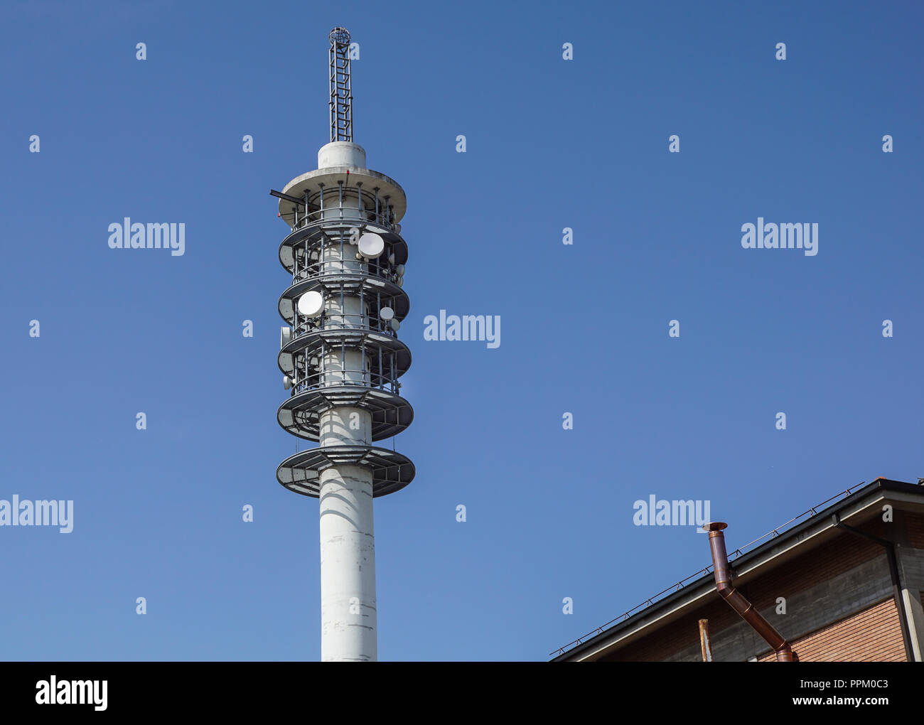 Broadcast Tower auf Gebäude. Antenne und System für die Kommunikation Stockfoto