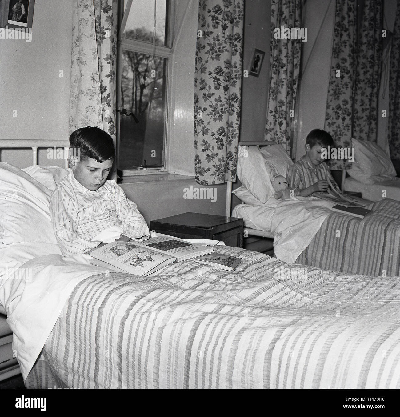 1950er Jahre Krankenstation Junge Kinder Sitzen Im Krankenhaus Betten Lesen Bucher England Uk Stockfotografie Alamy