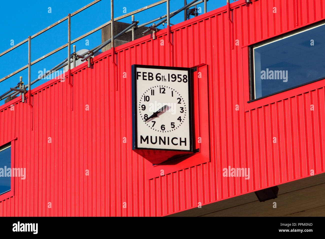 Uhr in Old Trafford, das Zuhause von Manchester United Stadium, zeigt das Datum und die Uhrzeit der München Air Crash Stockfoto