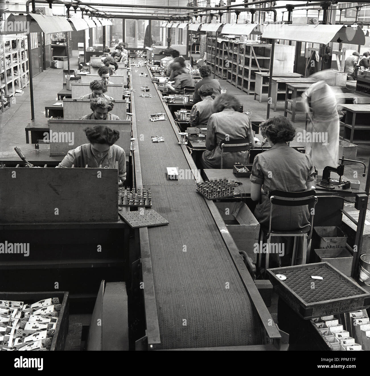 1950er Jahre, historische, Frauen auf einer Produktionslinie in einer Fabrik der Britischen immer bereit, elektrische Firma (GEREK) einer der führenden britischen Hersteller von Batterien, Taschenlampen, Fahrradbeleuchtung und Radios in dieser Ära. Mit einer Reihe von Fabriken um Großbritannien und Tausende von Arbeitern, die stets bereit ist, dominiert die Zink-Kohle-Batterie Markt sowohl in Großbritannien als auch in Südafrika. Stockfoto