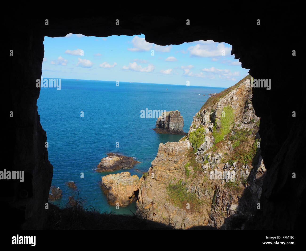 Trekking auf der Insel Sark. Das Fenster im Felsen, Sark, die Kanalinseln Stockfoto