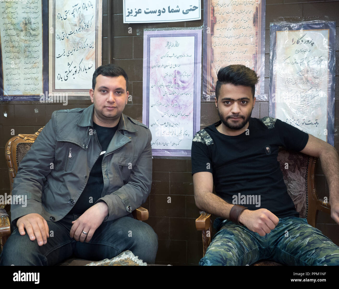 Meybod, Iran - März 6, 2017: Porträt von zwei Kerlen in einem lokalen Café Stockfoto