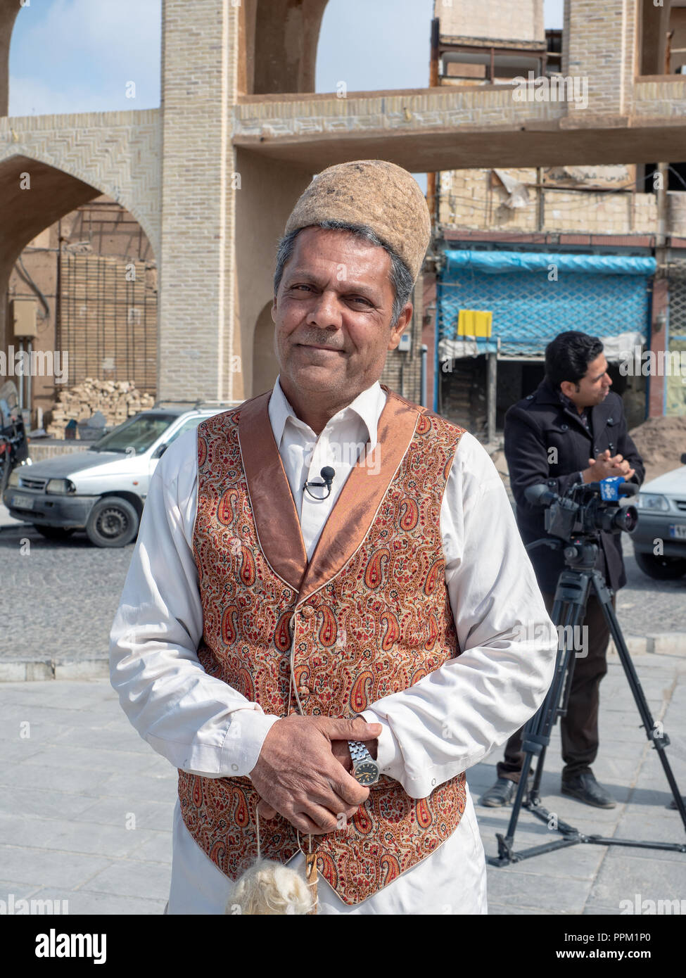 Yazd, Iran - 7. März 2017: Portrait von lokalen TV-Host in traditioneller Kleidung Stockfoto