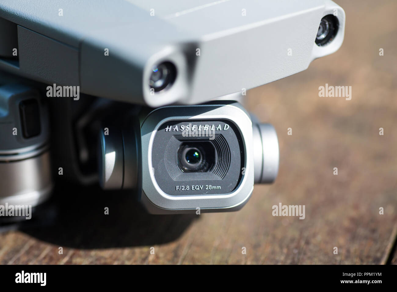 Nahaufnahme von Hasselblad Kamera montiert auf einer mavic 2 pro mit einer Blende von f/2.8 und 28-mm-Weitwinkelobjektiv. Stockfoto