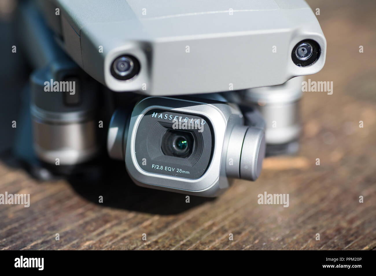 Nahaufnahme von Hasselblad Kamera montiert auf einer mavic 2 pro mit einer Blende von f/2.8 und 28-mm-Weitwinkelobjektiv. Stockfoto