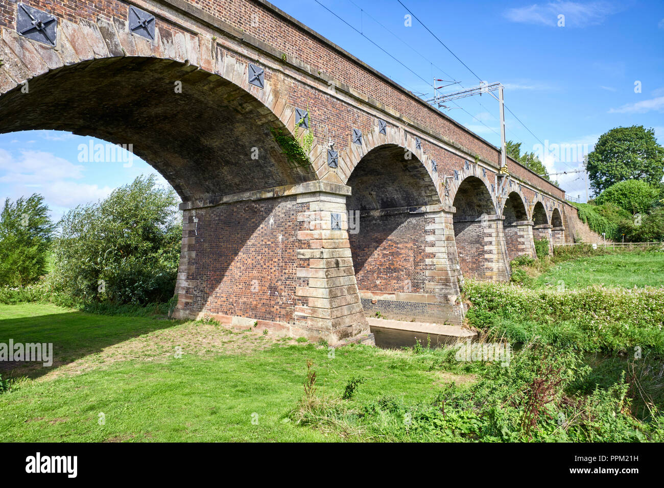 Eisenbahnviadukt über den Fluss Penk in Penkridge Staffordshire gebaut von Thomas Brassey Stockfoto