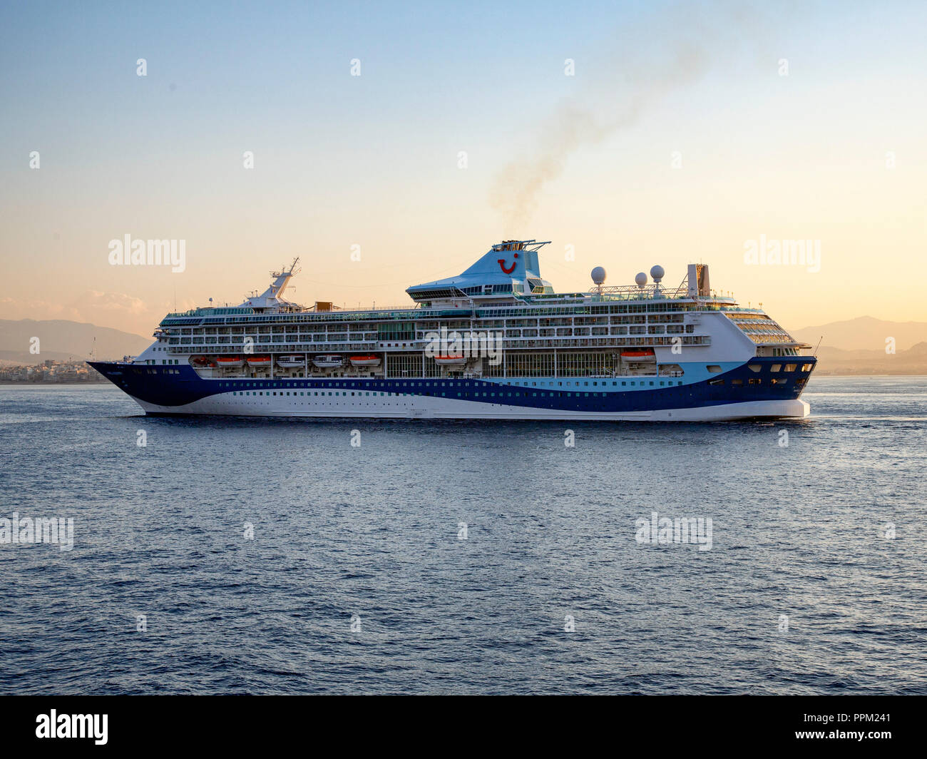 "Vision" Class Kreuzfahrtschiff "arella Discovery 2 'aus dem Hafen von Piräus in Griechenland Stockfoto
