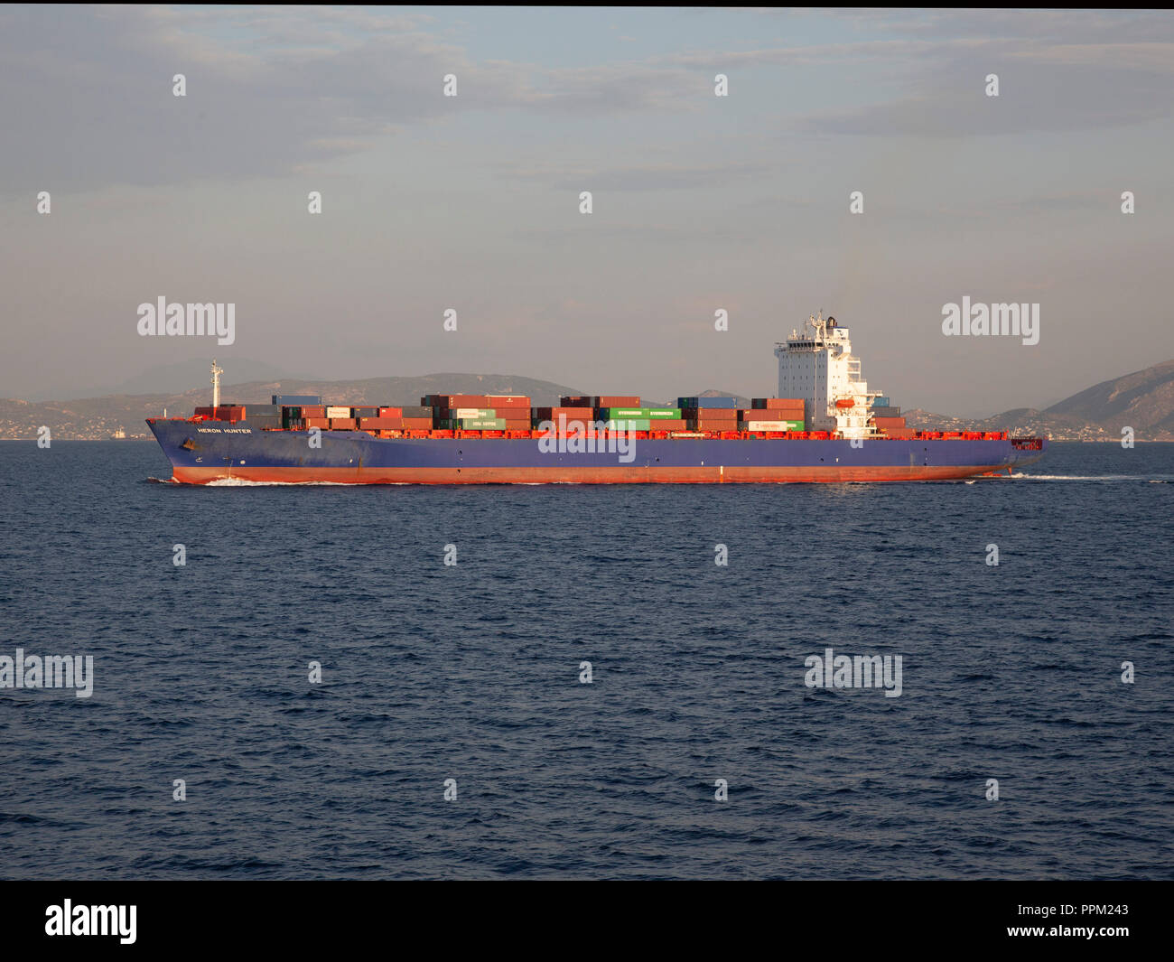 Das Containerschiff Heron Jäger aus dem Hafen von Piräus in Griechenland Stockfoto