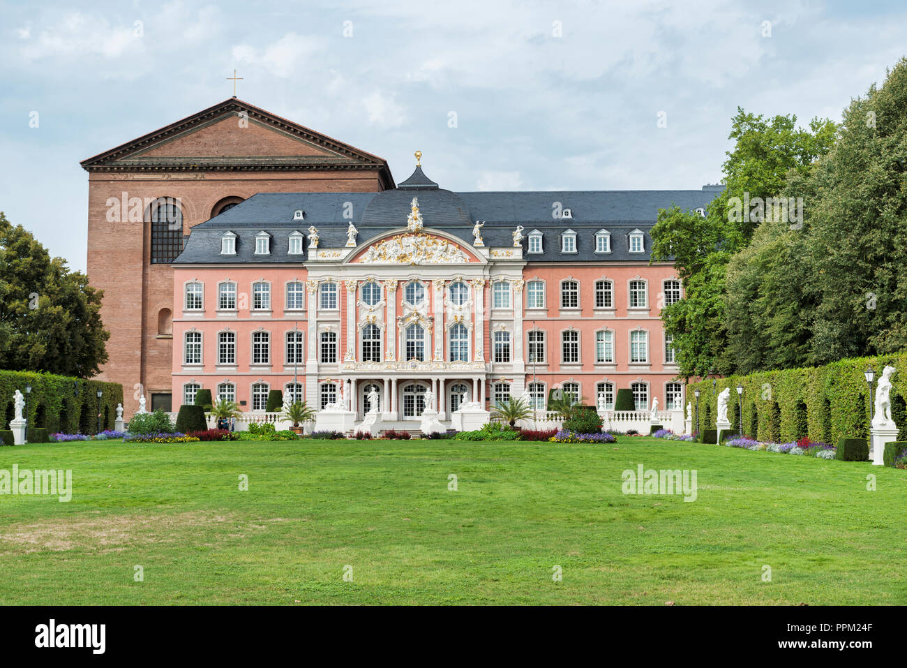 Das kurfürstliche Schloss in Trier in Deutschland unmittelbar neben der Basilika gilt als einer der schönsten Rokoko-paläste der Welt. Stockfoto