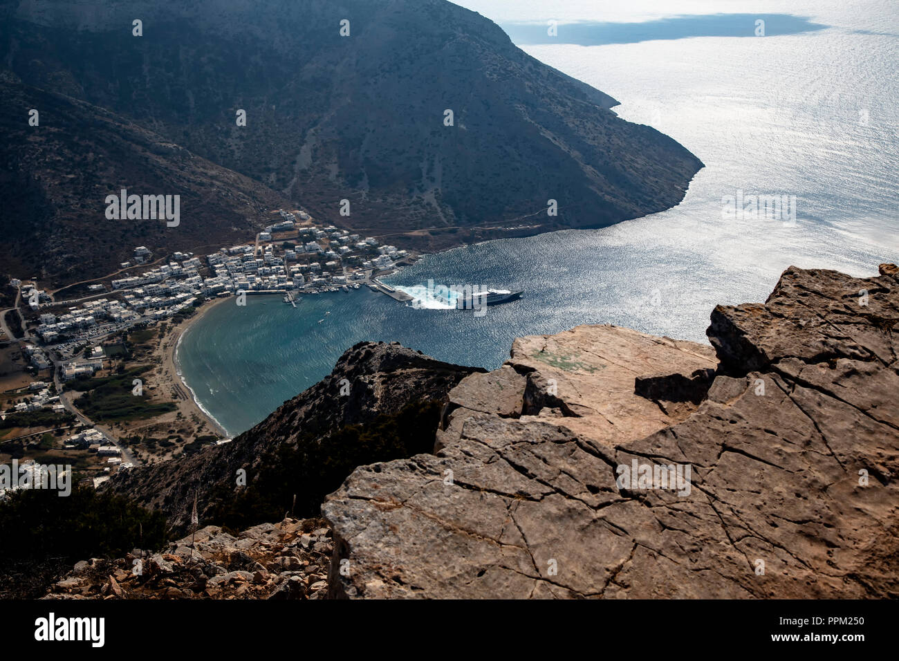 Der Hafen von Kamares auf Sifnos von den Höhen des Ag gesehen. Simeon Kirche Stockfoto