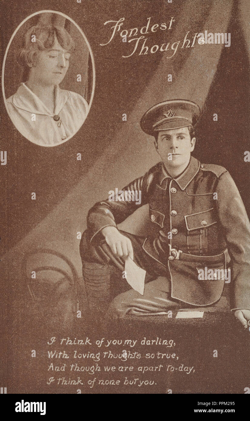 WW 1 Postkarte zeigt einen Soldaten in Uniform lesen einen Brief von seinem Liebling mit kühnsten Gedanken Stockfoto
