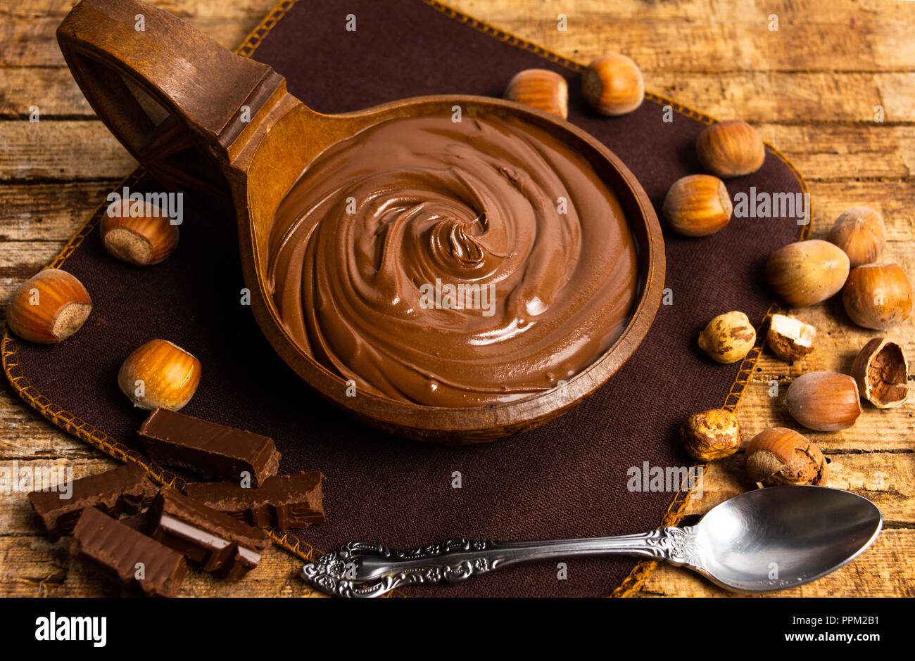Hazelnut spread Schokolade in einer Schüssel Draufsicht Stockfoto
