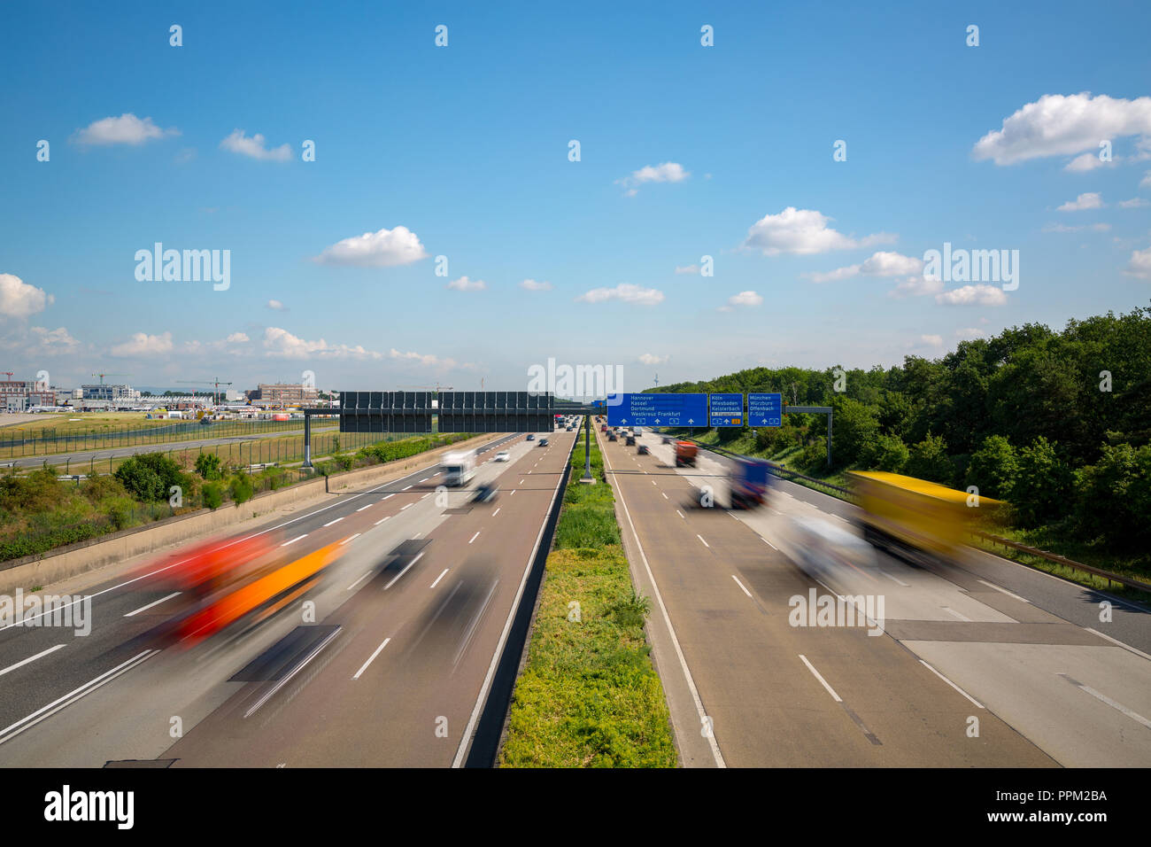 Mehrspurige Autobahn Autobahn mit unscharfen Lkw und Pkw in der Nähe von Flughafen Frankfurt, Frankfurter Kreuz, Deutschland Stockfoto