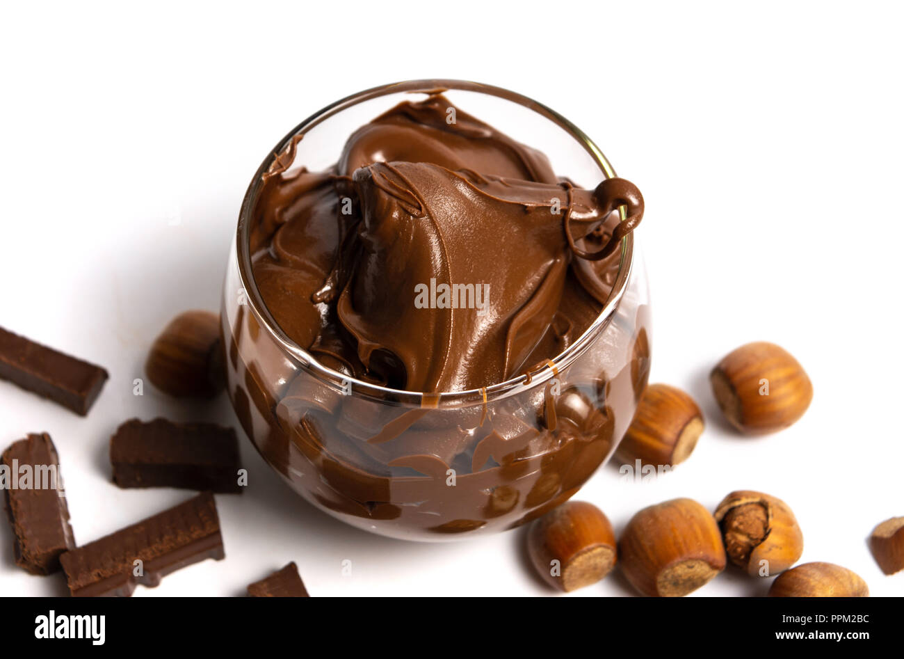 Haselnuss Schokolade in einer Schüssel isoliert auf weißem Stockfoto