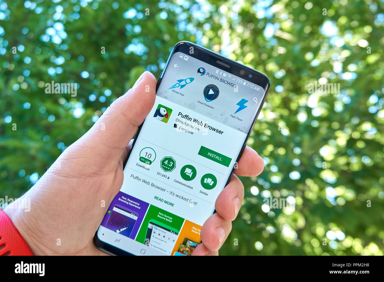 MONTREAL, KANADA - 28. August 2018: Papageitaucher Webbrowser android app auf Samsung S8-Bildschirm. Stockfoto