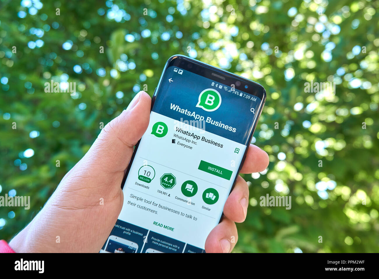 MONTREAL, KANADA - 28. August 2018: Whatsapp Business android app auf Samsung S8-Bildschirm. WhatsApp Business App ist ein Tool für Unternehmen, die es ermöglicht, Stockfoto