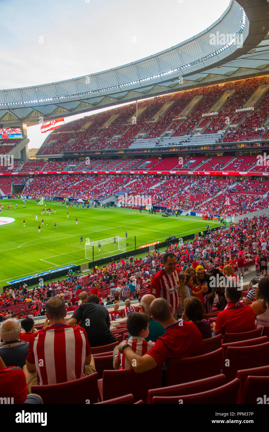 Zuschauer bei Wanda Metropolitano Stadion vor einem Fußballspiel. Madrid, Spanien. Stockfoto