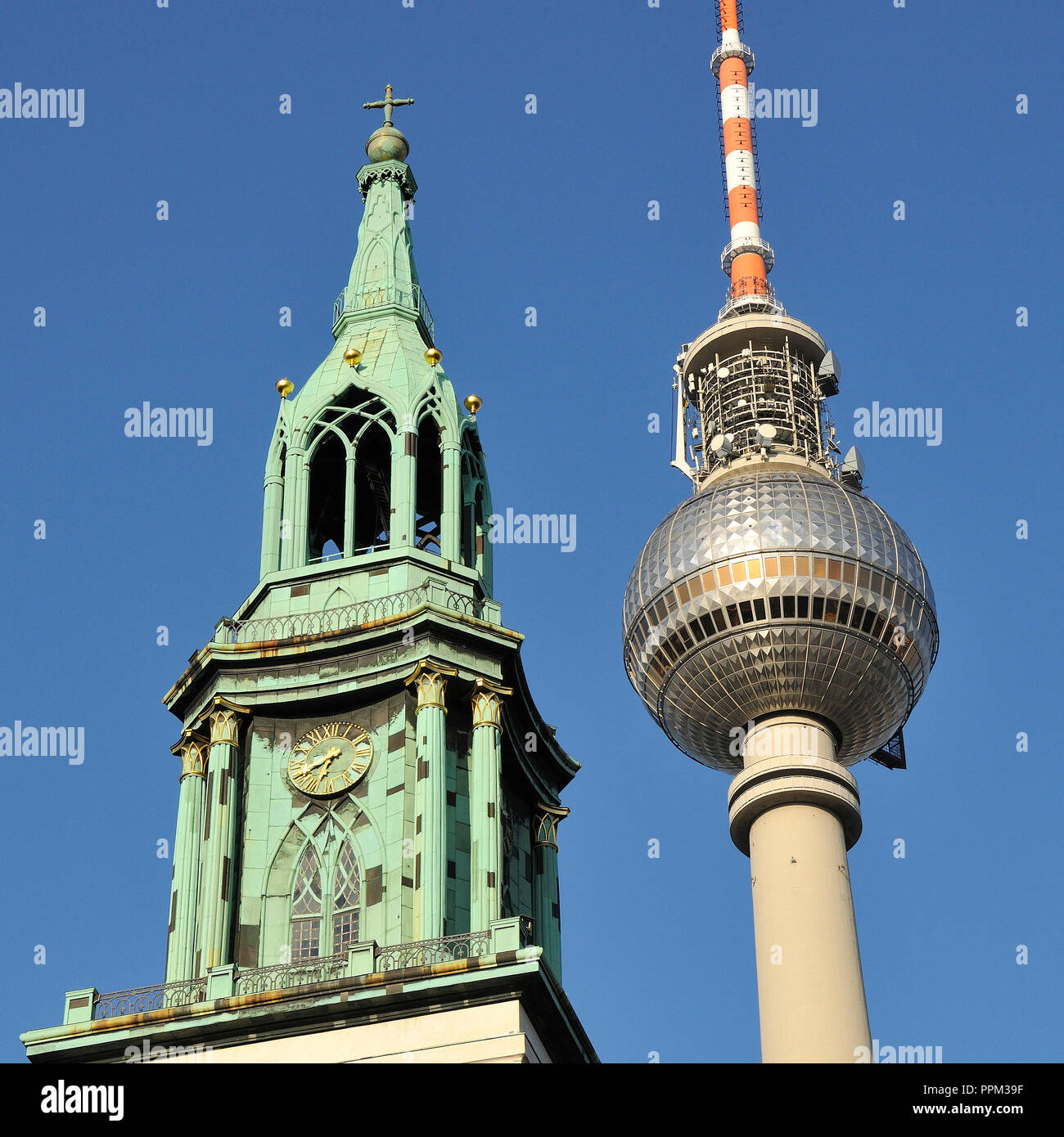 Fernsehturm (Fernsehturm) und mittelalterliche Kirche (MarienKirche). Berlin, Deutschland Stockfoto