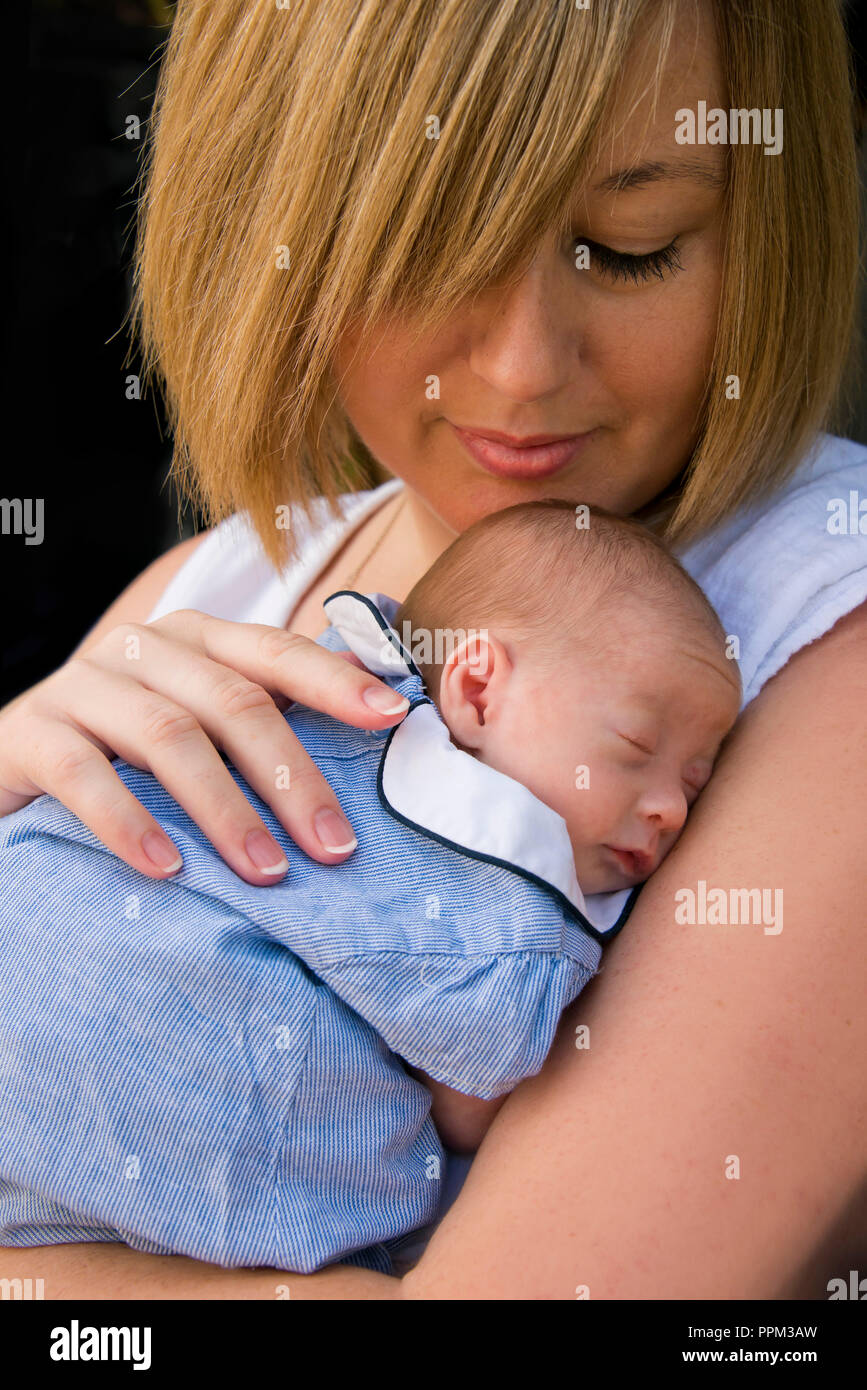 Vertikale Porträt einer Frühgeburt mit einer stolzen Mama. Stockfoto