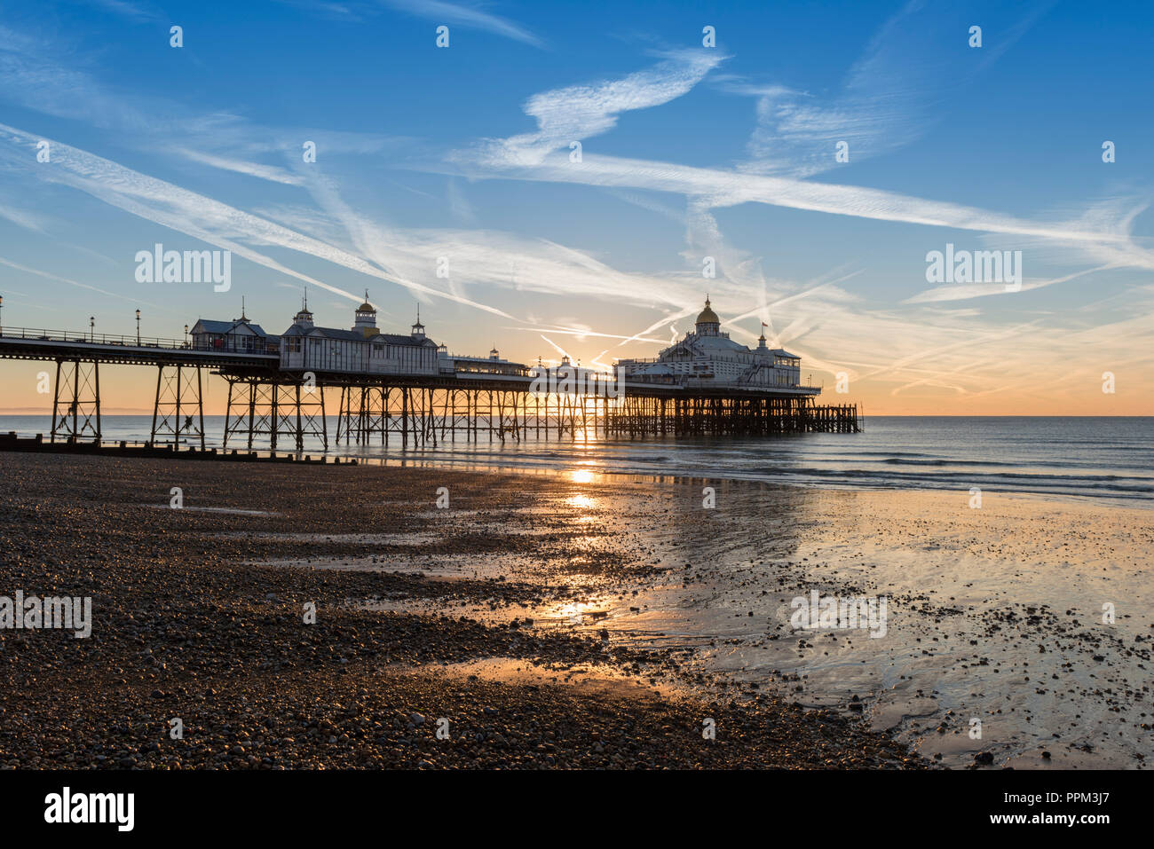 Am frühen Morgen in Eastbourne Pier, in der Grafschaft East Sussex, an der Südküste von England in Großbritannien. Stockfoto