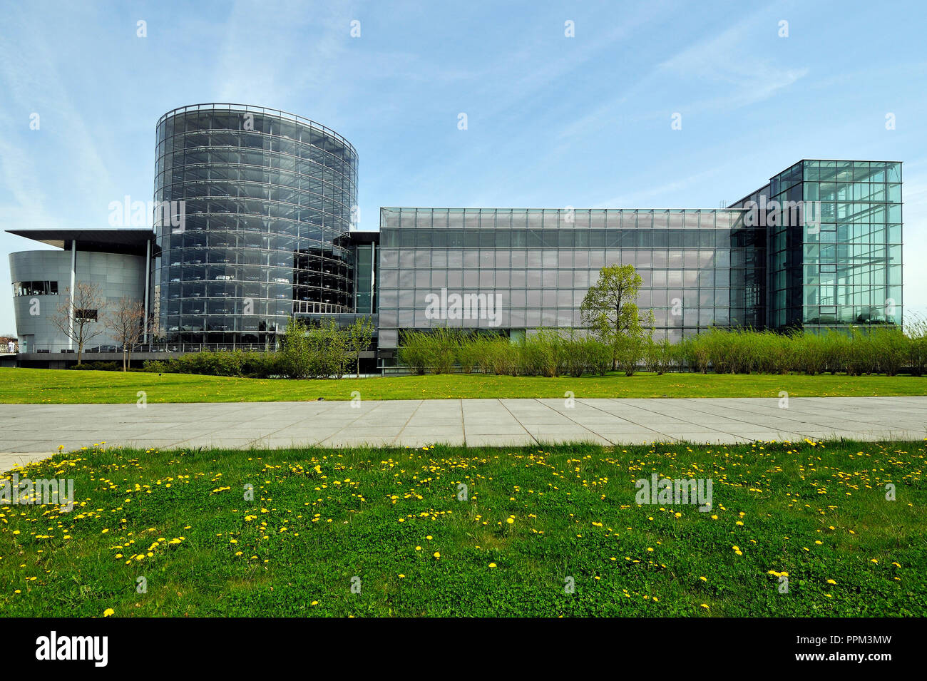 Die transparente Fabrik ist ein Ausstellungsraum in Dresden, im Besitz von deutschen Autobauer Volkswagen und vom Architekten Gunter Henn konzipiert. Dresden, Deutschland Stockfoto