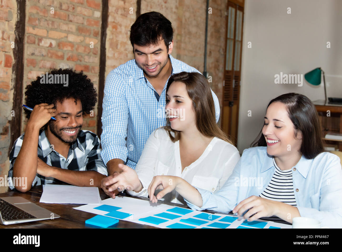 Mannschaft der internationalen Freiberufler bei der Arbeit in einem stilvollen hipster Büro Stockfoto