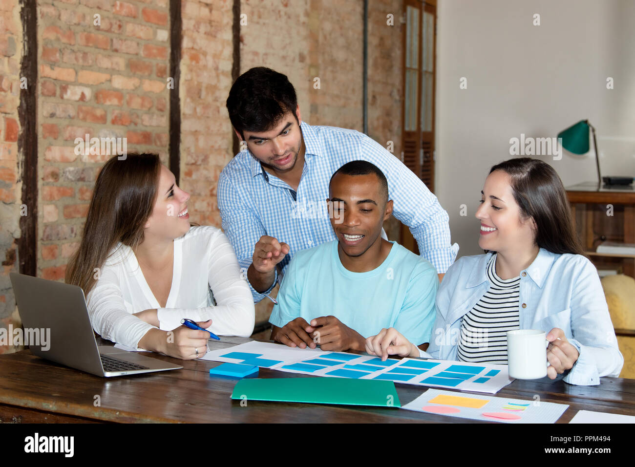 Start Business Team bei der Arbeit in einem stilvollen hipster Büro Stockfoto