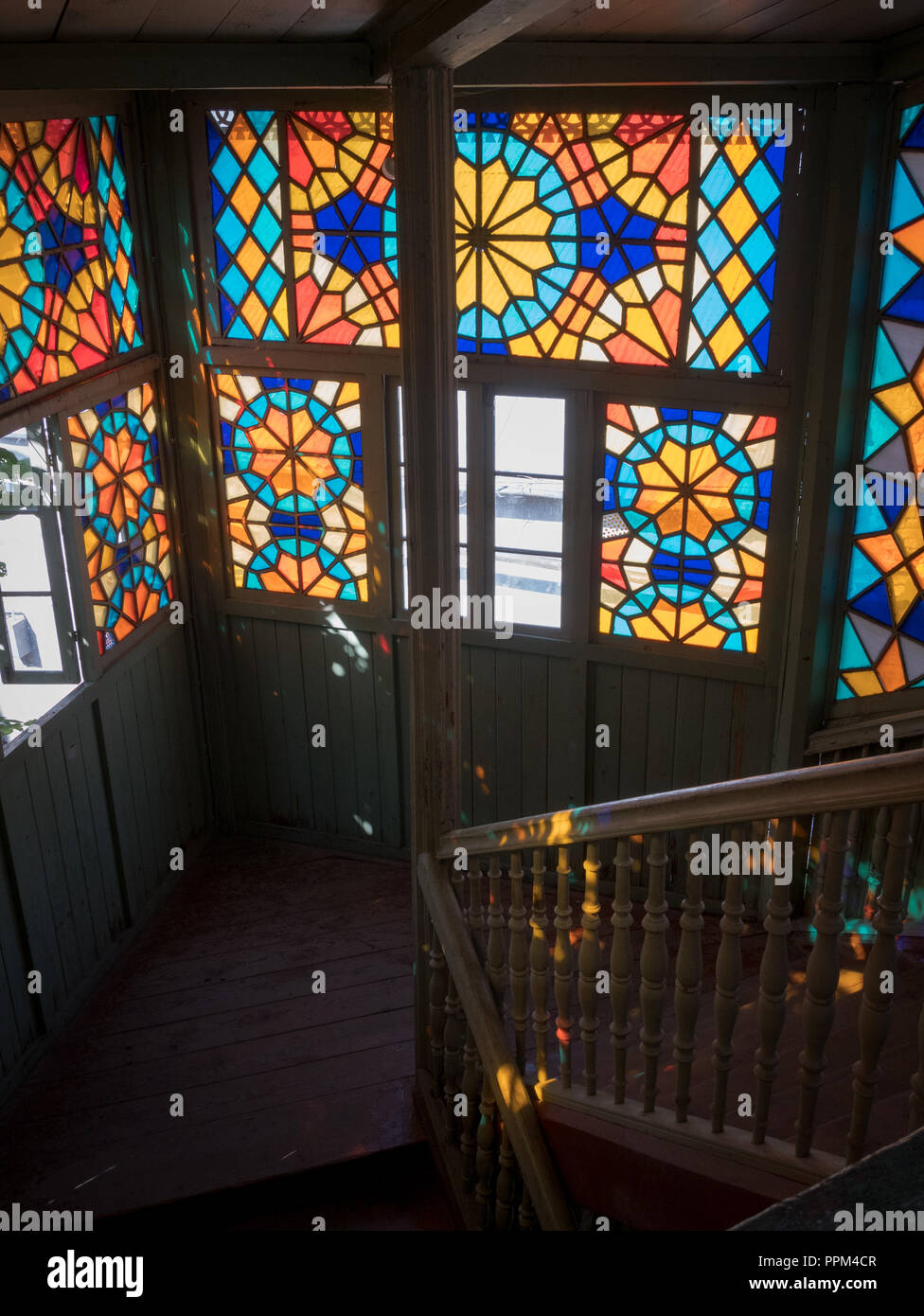 Komplizierte Glasfenster auf Treppen in einem Mehrfamilienhaus und Galerie in Tiflis, Georgien zu reflektieren. Stockfoto