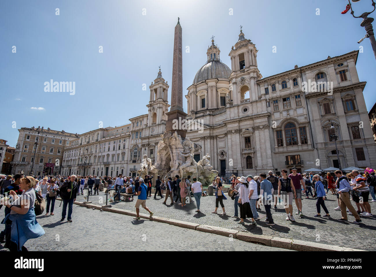 Touristen, die in Sant'Agnese in der Piazza Navona Stockfoto