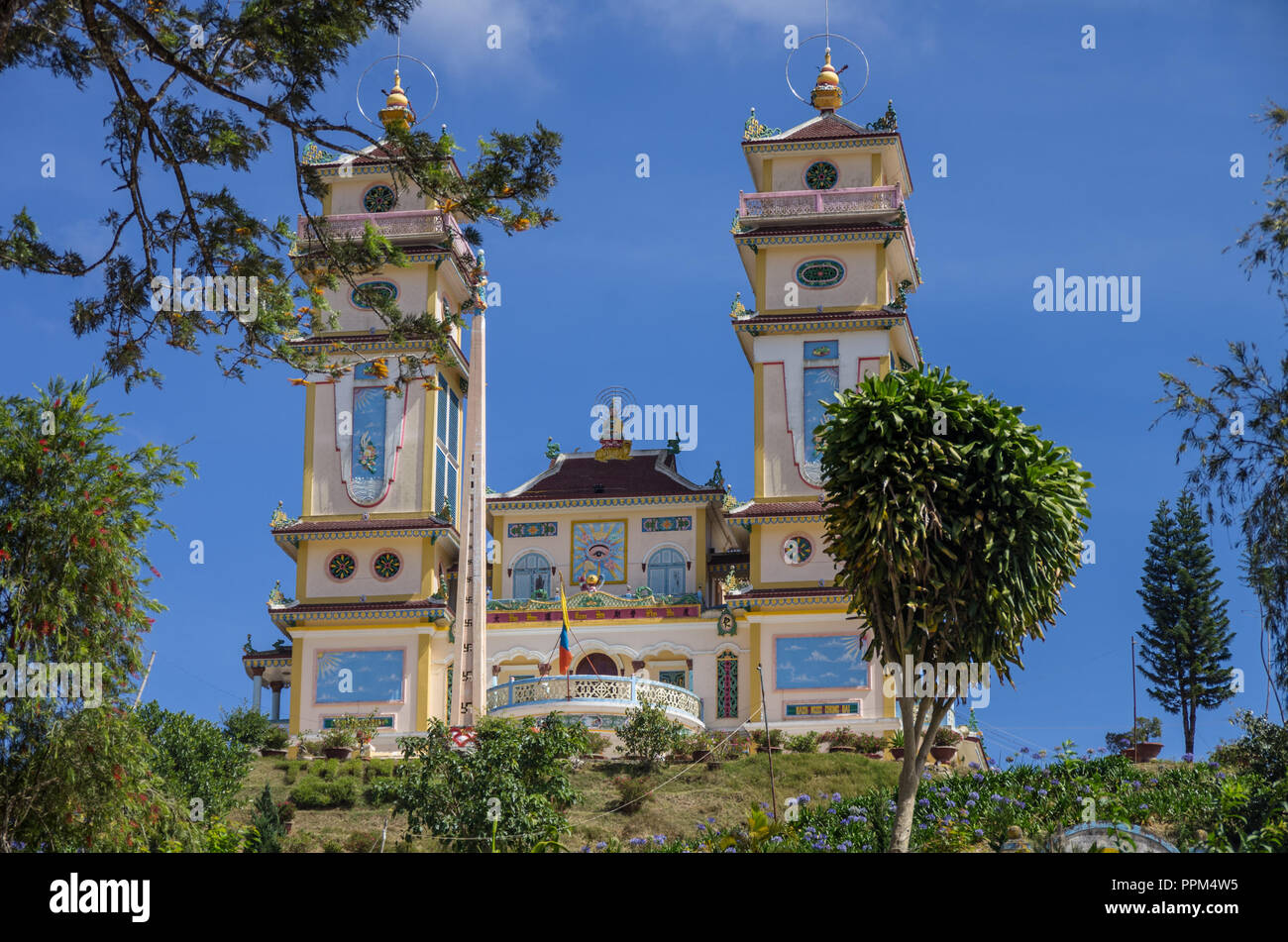 Türme der Thanh, da Phuoc auf blauen Himmel Hintergrund. Malerischer Blick auf den Tempel der Cao Dai religion Anhänger in Dalat (Da Lat), Vietnam. Dal Stockfoto