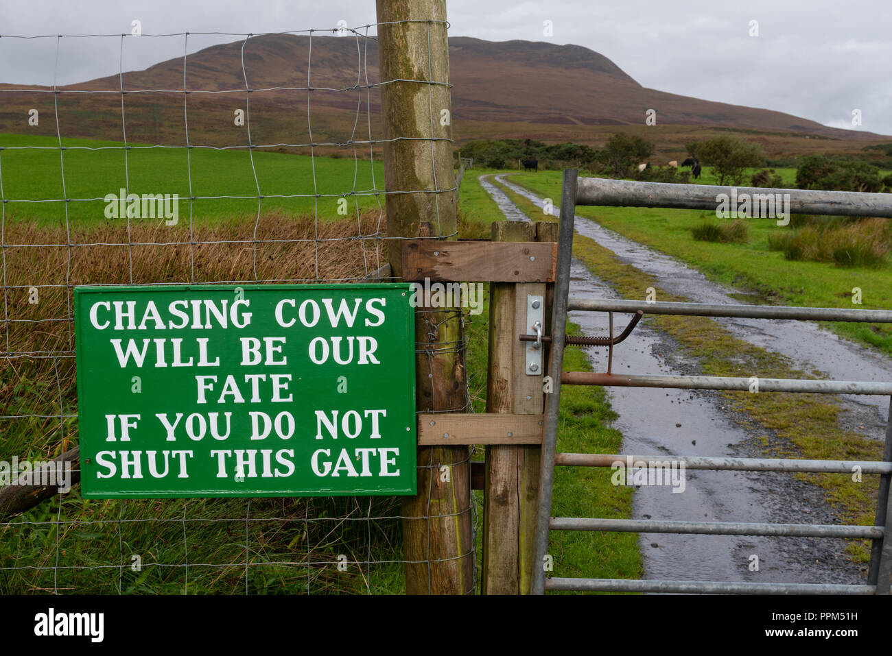 Lustige Zeichen auf der Farm Gate bei Ardtalla an der Inneren Hebriden Insel Islay Schottland Stockfoto