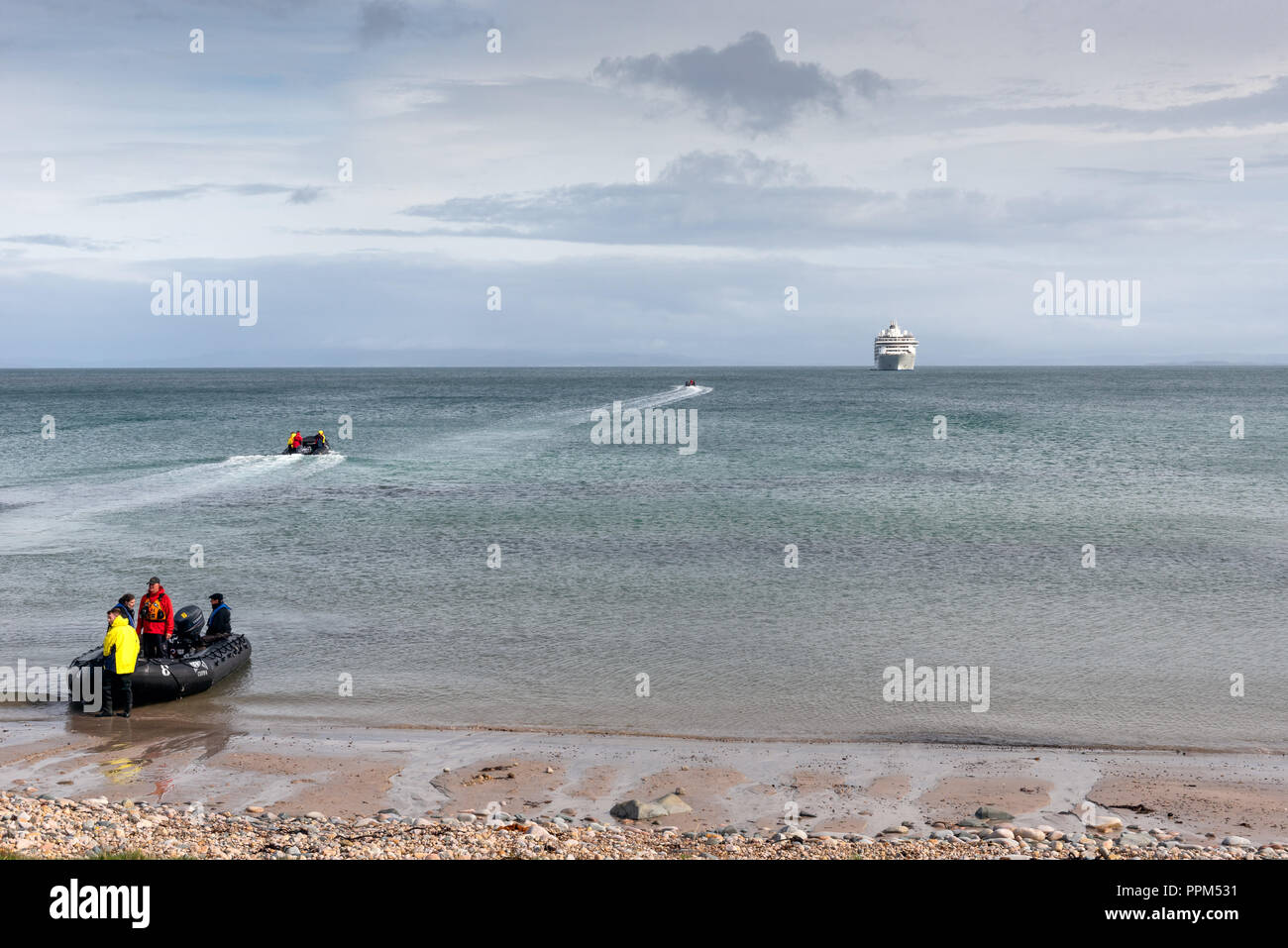 Passagiere, die aus "Die Welt" eine Unterkunft Schiff an Land setzen Sie an Claggain Bucht auf der Hebriden Insel Islay Stockfoto
