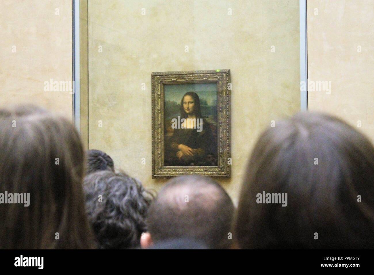 Leonardo da Vinci's "Mona Lisa" im Louvre Museum in Paris, Frankreich. Die Malerei ist eine der weltweit bekanntesten. Stockfoto