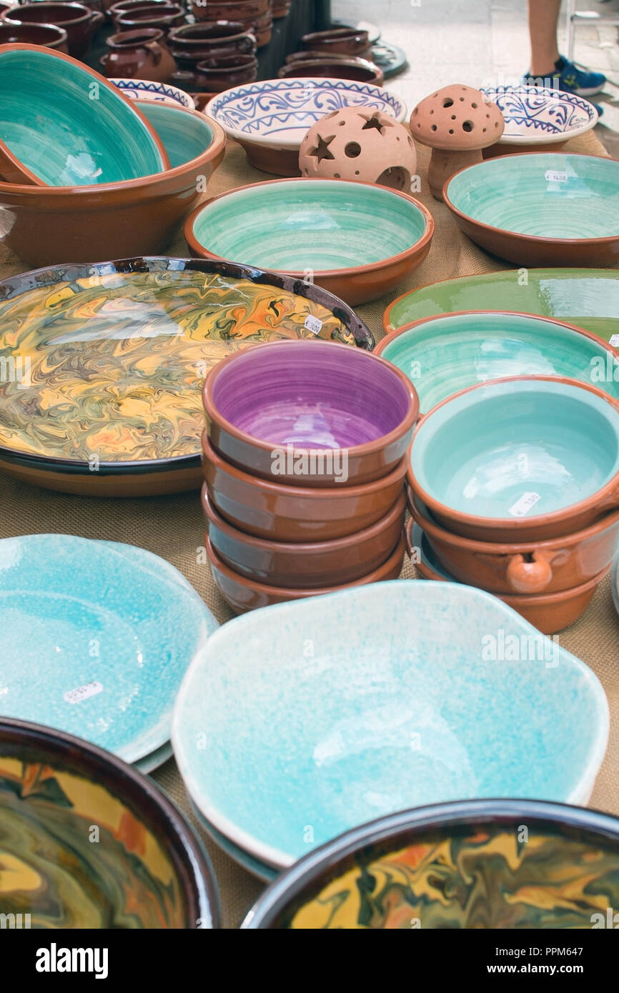 MALLORCA, SPANIEN - 5. SEPTEMBER 2018: Keramik und Steingut Schalen in der Sineu Markt an einem sonnigen Tag am 5. September 2018 auf Mallorca, Spanien. Stockfoto