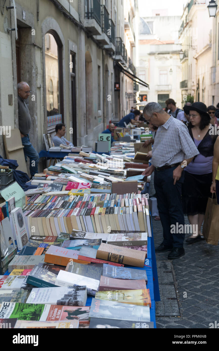 Lissabon, Portugal, September 01, 2018: Rua Anchieta Wochenende Buchmarkt Stadtteil Chiado. Stockfoto