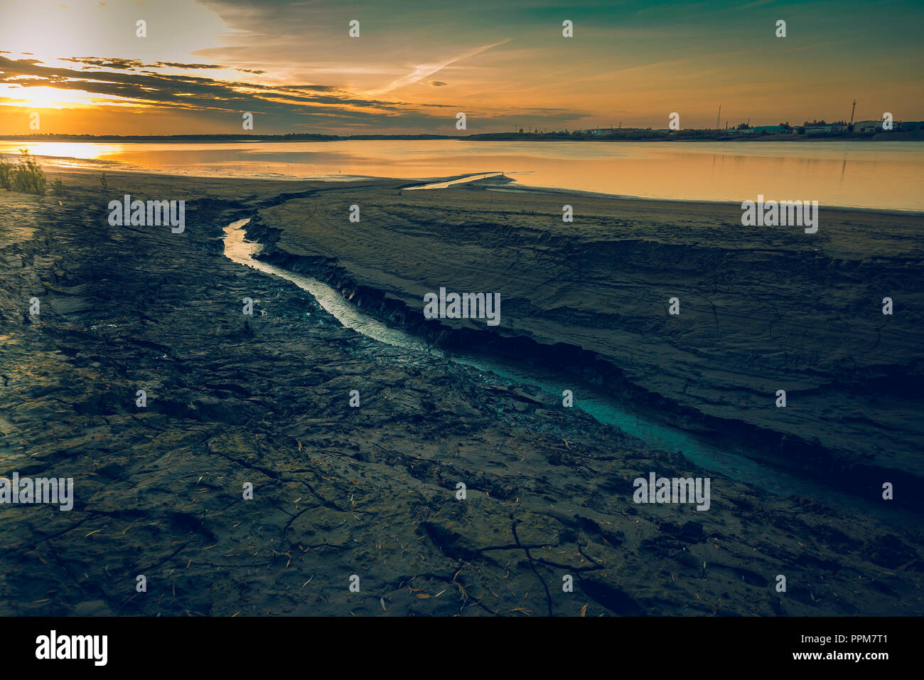 Die steilen Ufer des Flusses vor dem Hintergrund der untergehenden Sonne Stockfoto