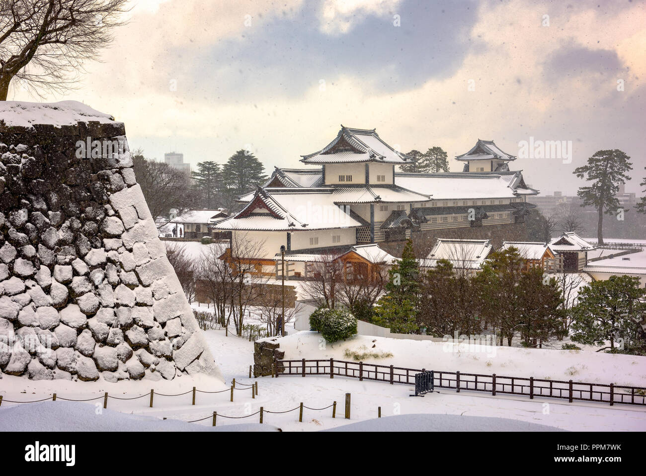 Kanazawa, Japan in Kanazawa Castle im Winter. Stockfoto