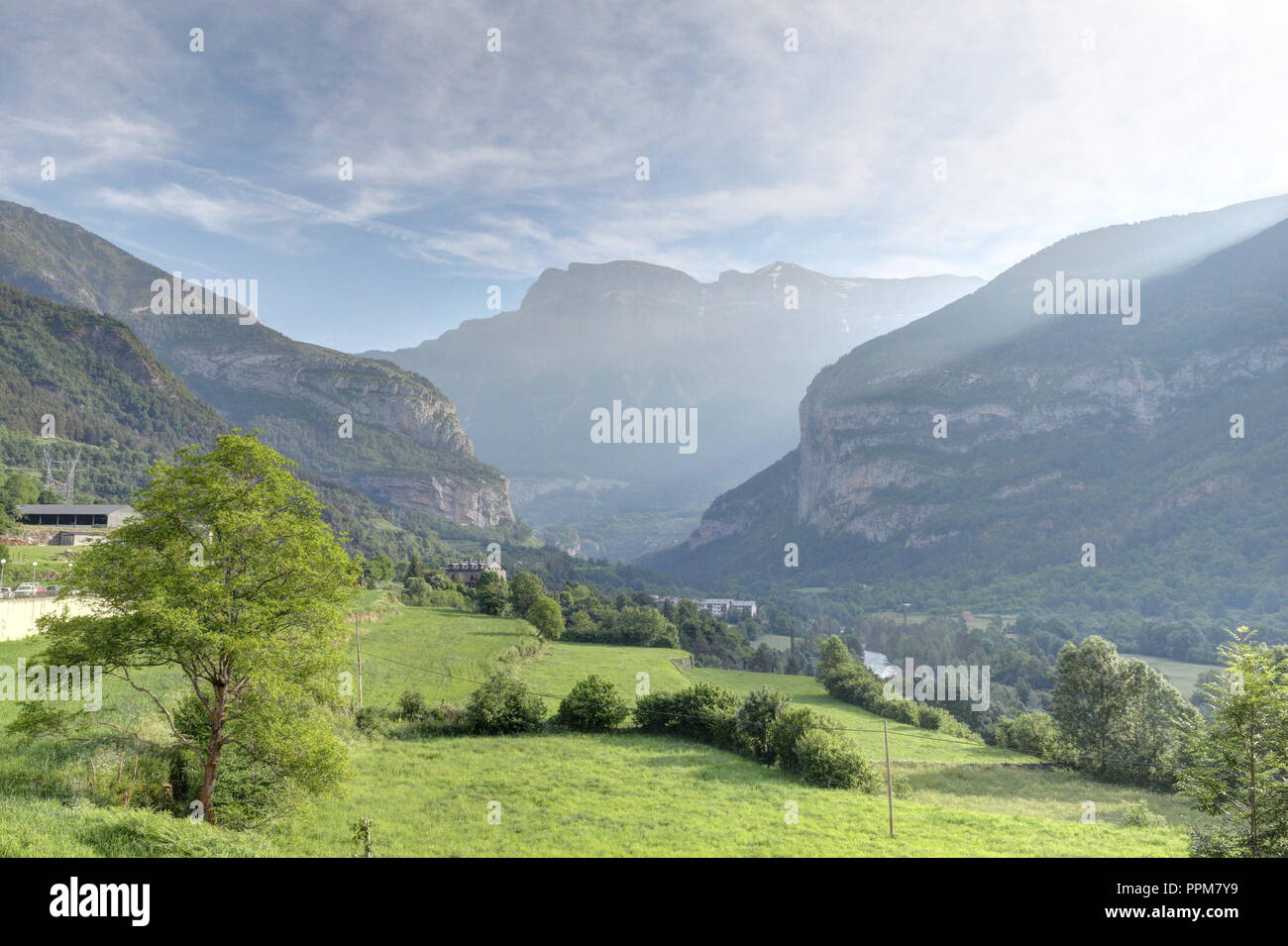 Der Eingang, in der Dämmerung, der Ordesa Valley National Park (Parque Nacional de Ordesa y Monte Perdido), einer ländlichen mit hohen Bergen bewahren, Spanien Stockfoto