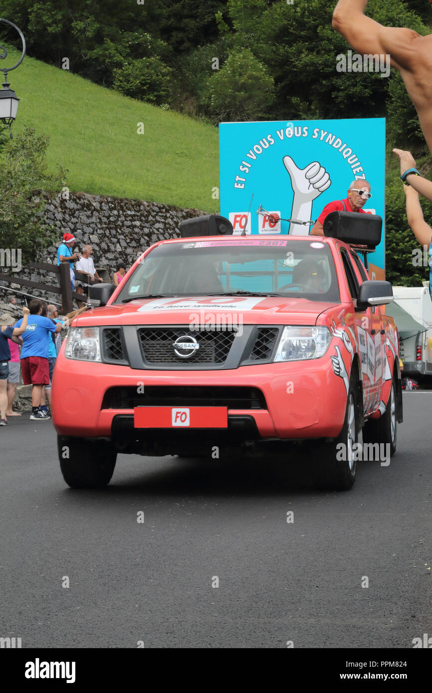 Der Force Ouvrière La Force Syndicale Autos werfen freie Geschenke während der Tour de France 17.Etappe in Soulan, in den französischen Pyrenäen und Unterstützer. Stockfoto