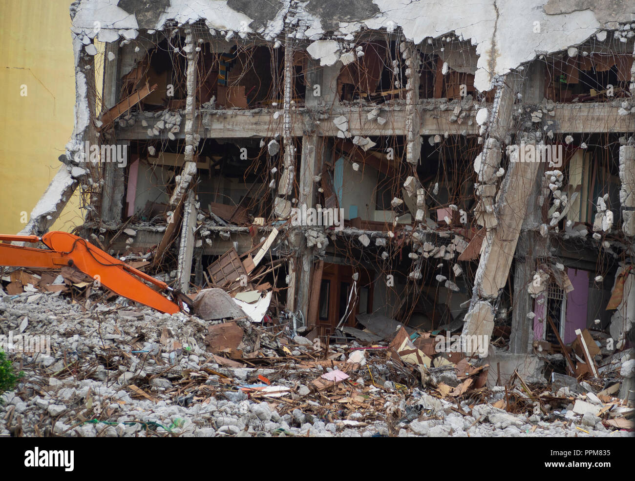 Zerstörte Gebäude Industrie. Gebäudeabbruch durch Explosion. Betongebäude mit Schutt und Schrott aufgegeben. Erdbeben ruinieren. Beschädigte oder collap Stockfoto