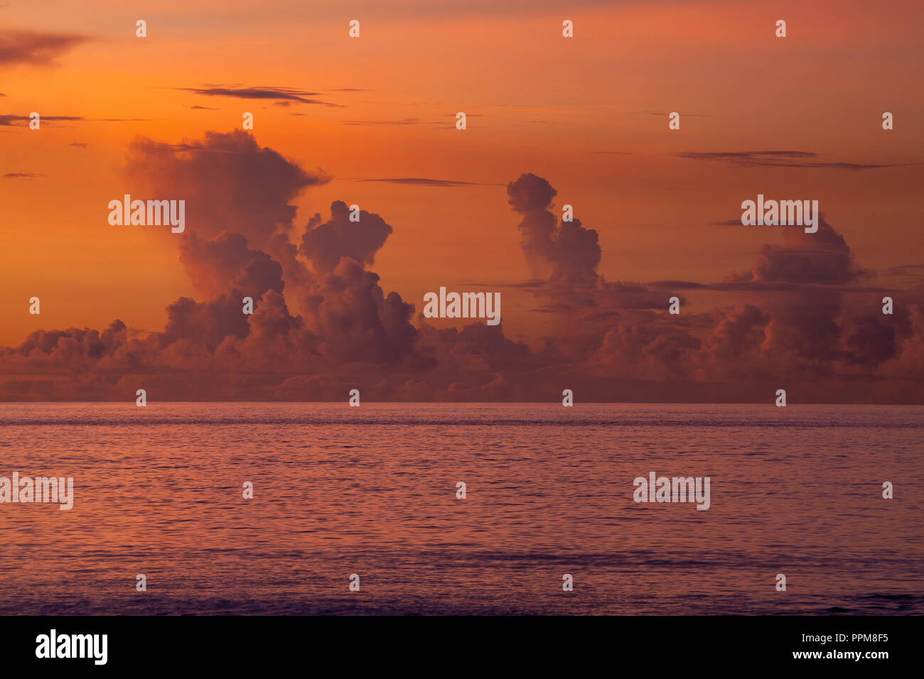 Sonnenuntergang über dem philippinischen Meer, Tumon Bay, Guam Stockfoto