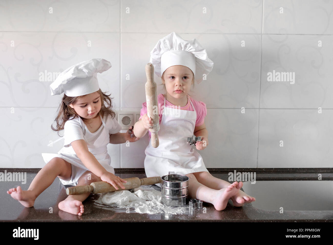 Glückliche Familie lustige Kinder bereiten den Teig, Backen Sie ... Glückliche Familie lustige Kinder bereiten den Teig, Backen Sie ...