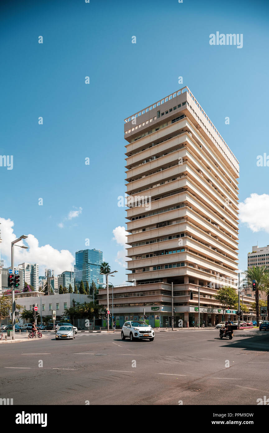 Israel, Tel Aviv - 08. September 2018: Yachin-Hakal Gebäude, Ecke von Kaplan Street und Ibn GaBirol Straße, durch Arieh Sharon und Benjamin Ide entwickelt Stockfoto