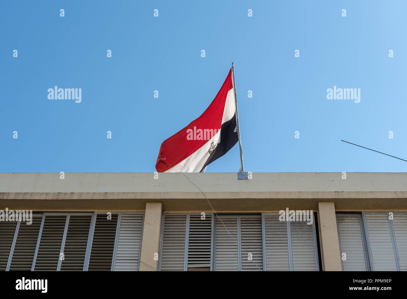 Israel, Tel Aviv - 19. September 2018: Ägyptisches Fahne über die Botschaft von Ägypten in Tel Aviv Stockfoto