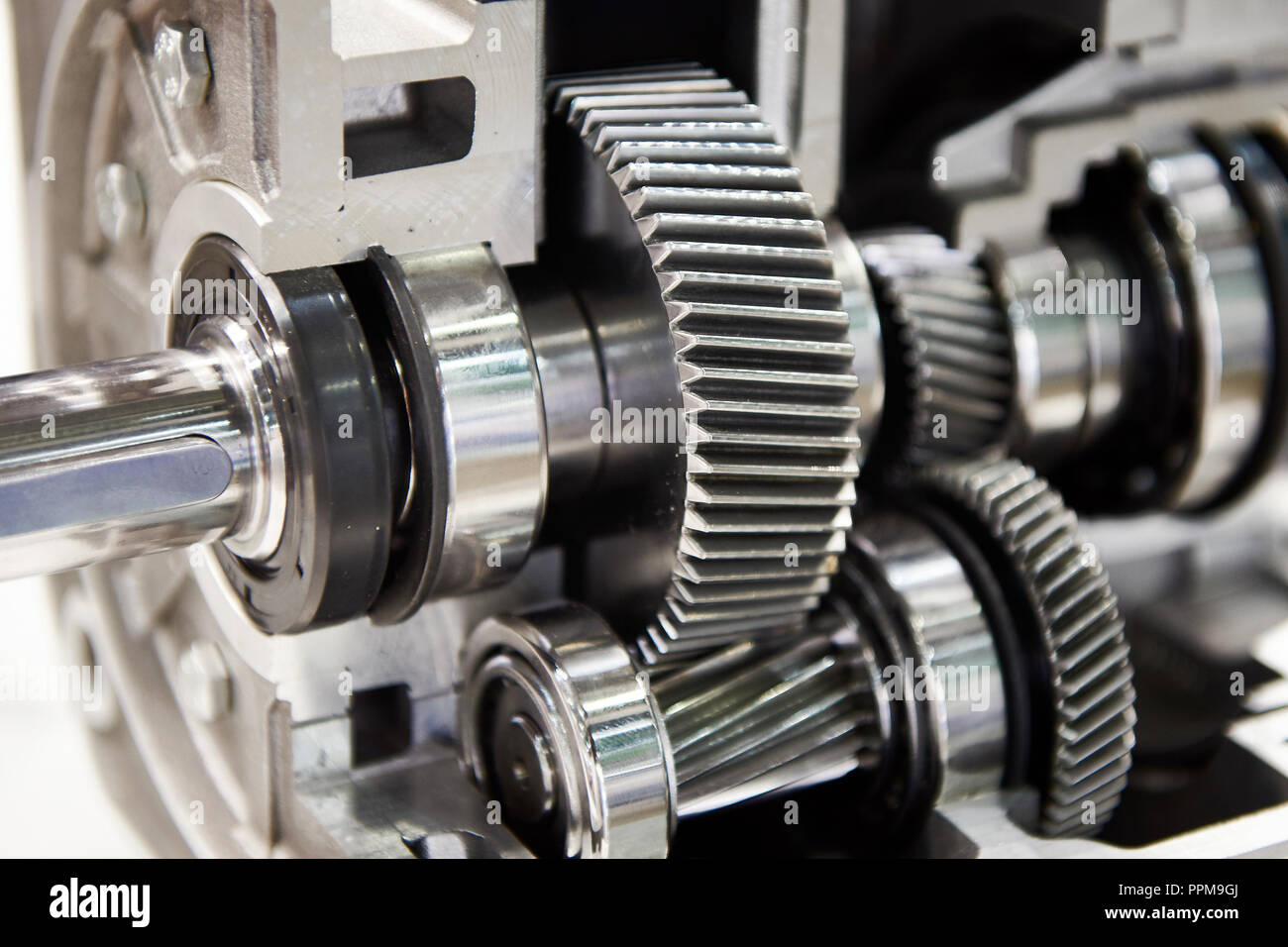 Die Zahnräder der In-line Stirnradgetriebe in Abschnitt Stockfoto