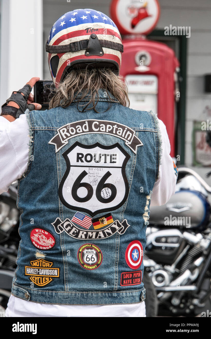 Harley Davidson Biker mit Route 66 Jacke und Sternenbanner Helm, Dwight, Illinois. Stockfoto