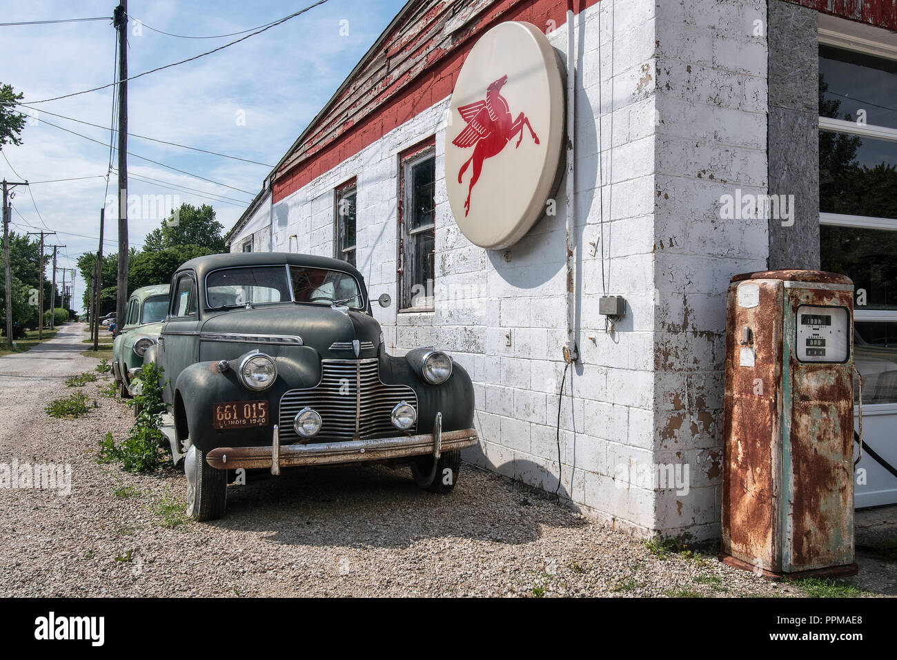 Oldtimer neben historischen Mobil Gas Station auf der Route 66, Odell, Illinois. Stockfoto